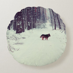Winter schneebedeckter Kiefernwald, Hundeschlitten Rundes Kissen