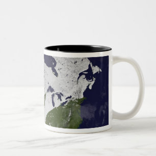 Winter-Schneedecke in der Nordhalbkugel Zweifarbige Tasse