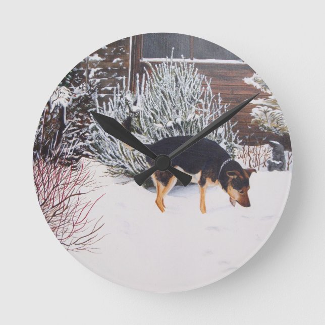 Winter snow scene with cute black and tan dog runde wanduhr (Vorderseite)