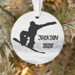 Winter Snowboarden Individuelle Name und Datum Ornament<br><div class="desc">Weihnachtsschmuck mit Namen und Datum. Schwarze Silhouette eines Freestyle-Snowboarders über einem weißen Schneefobild. Reverse ist nur leerer Schnee. Ein geschlechtsneutrales,  schwarz-weißes Thema könnte für einen Jungen oder ein Mädchen sein.</div>