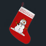 Winter Snowman Pattern | Kinder Name Red Kleiner Weihnachtsstrumpf<br><div class="desc">Wer sich diesem niedlichen,  roten Weihnachtsweih-Strumpf mit seinem Söhnnamen im wackeligen Schriftart widersetzen kann. Mit einem bezaubernden Schneemann auf der Vorderseite und einem Muster von Schneemännern auf der Rückseite. Um den Text oder die Schneemann-Grafik zu ändern,  klicken Sie auf die Schaltfläche Personalisieren. Dieses Design enthält A.I.</div>