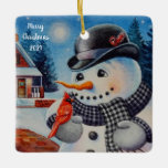 Winter Snowman & Red Kardinal Bird Wasserfarbener  Keramikornament<br><div class="desc">"Feathered Friend" Die Keramik Watercolor Art Ornament des Künstlers Jean Weiner "Feathered Friend" besticht durch einen männlichen nördlichen Kardinal, der auf einer Schneemännerhütte steht. Der Vogel und der Schneemann scheinen einen freundlichen Gruß miteinander auszutauschen. Der Schneemann trägt einen schwarzen Derby-Hut und einen schwarz-weiß karierten Schal. Der Mond und die Sterne...</div>