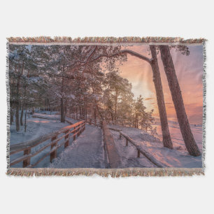 Winter Sonnenuntergang im Kiefernwald in der Nähe Decke