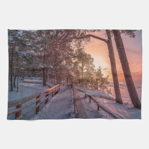 Winter Sonnenuntergang im Kiefernwald in der Nähe Geschirrtuch