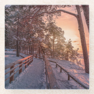 Winter Sonnenuntergang im Kiefernwald in der Nähe  Glasuntersetzer
