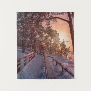 Winter Sonnenuntergang im Kiefernwald in der Nähe  Wandteppich