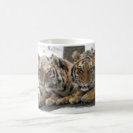 Winter-Tiger-Umarmung im Schnee Kaffeetasse