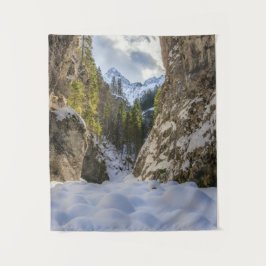 Winter- und Frühlingstal und Berge Wandteppich