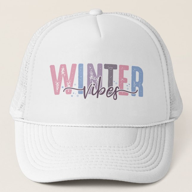 Winter Vibes - Weiche Pasteltypografie Truckerkappe (Vorderseite)