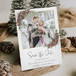 Winter Wasserfarben Pine Christmas Foto Save The Date<br><div class="desc">Diese elegante winterliche Hochzeit speichert die Dattelkarte mit einer Fotovorlage mit einem dünnen goldenen Rahmen aus Imitaten, die mit Eckbouquets aus Aquarellgrün, Kiefernzapfen und winterlich immergrünen Ästen, mit weinroten, heiligen Beeren, dekoriert ist. Der "Save the Date" Text ist in einem modernen, trendigen Schriftsatz, und der auf der Rückseite ist eine...</div>