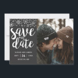 Winter Wedding Custom Foto Rette unsere Date Card Save The Date<br><div class="desc">Winterthema Save the Date Karte mit Ihrem individuellen Foto und Silber Glitzer Schneeflocken. Der Text besagt "rett unser Datum" in der Pinselschrift mit dem Namen des Paares, dem Hochzeitstermin, der Stadt und dem Staat, wo die Hochzeit stattfinden wird. Alle Texte sind editierbar. Silber und Holzkohle grau. Die Rückseite der Karte...</div>