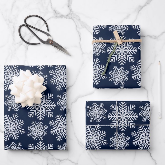 Winter White Blue Snowflakes Wunderland Muster Geschenkpapier Set (Vorderseite)