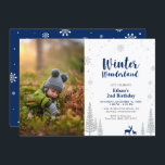 Winter Wonderland Kid Boy 2. Geburtstag Einladung<br><div class="desc">Feiern Sie einen besonderen Tag für Ihre Lieben mit diesem niedlichen Winter Wonderland Geburtstag Einladung! Dieses Design zeichnet sich durch eine niedliche Reh- und Schneeflocken-Grafik aus,  die sich in den Farben des Glitzer in Blau und Silber widerspiegelt. Sie können eine beliebige Hintergrundfarbe hinzufügen.</div>