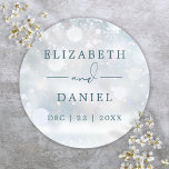 Winter Wonderland Snow Gastgeschenk Hochzeit Runder Aufkleber<br><div class="desc">Eleganter Winter Wunderland Schnee Hochzeitsaufkleber personalisiert mit Ihren Namen und besonderen Datum. Entwickelt von Thisisnotme©</div>