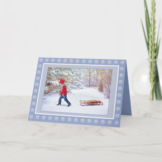 Winter Wunderland mit Junge und seinem Schlitten Karte (Vorderseite)