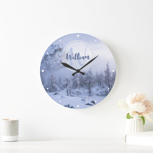 Winter Wunderland Nebel Fichtenwald Schneemonogram Große Wanduhr (Zuhause)