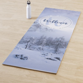 Winter Wunderland Nebel Fichtenwald Schneemonogram Yogamatte