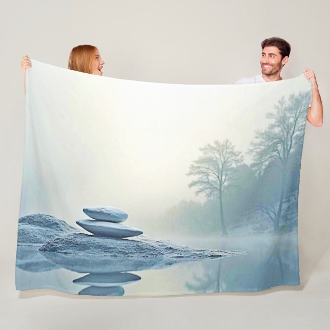 Winter Zen: Foggy Lake Balance Fleecedecke (Beispiel)