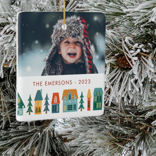 Winter Zuhause Foto Keramikornament (Retro Holiday Houses with Family Photo Christmas Ornament and Family Name Monogram)