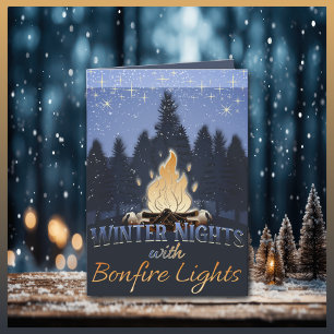 Winterabende mit Lagerfeuerlichtern Feiertagskarte