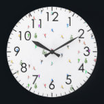 Winteralpine Skifahrer Skispass Große Wanduhr<br><div class="desc">Cooles Wintermotiv-Design mit Skifahrern, die Skipisten zwischen schneebedeckten Tannenbäumen in den Alpen abfahren. Freeride-Skifahrer tragen farbenfrohe Vintage Retroski-Anzüge und fahren mit Skiern auf weißem, schneebedecktem Bergland abwärts. Wunderschönes Wintersportspendengeschenk für Skifahrer in Ihrem Kreis von Freunden, Kollegen oder Familie. Whimsical Skier Kunstwerk Illustration Design. Skifahrer Ski Wohngestaltung, Skiteam, Skicoach Geschenk. Skifahrer...</div>