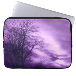 Winterbaum und Himmel im Lila Laptopschutzhülle