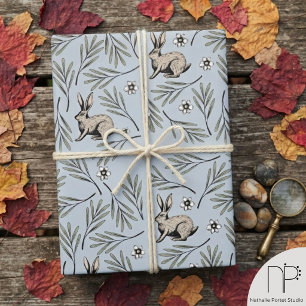 Winterblaue Hasen und florales Design Geschenkpapier