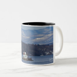 Winterblick auf das Leuchtturm von Esopus Meadows Zweifarbige Tasse