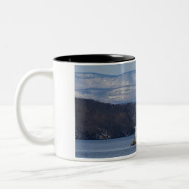 Winterblick auf das Leuchtturm von Esopus Meadows Zweifarbige Tasse