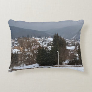 Winterdorf Panorama - ländliche Landschaft Rumänie Dekokissen