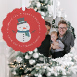 Winterfreunde Snowman Foto Urlaub Ornament Karte<br><div class="desc">Senden Sie feierliche Feiertagsgrüße mit einem Weihnachtsgebet, das Ihre Freunde und Familie noch viele Jahre lang schätze. Auf der Papier-Schmuckkarte befindet sich ein niedlicher Schneemann mit Cartoon, der einen Hut und einen Schal mit rotem Hintergrund trägt. Personalisieren Sie die Karte mit Ihrem persönlichen Gruß und Familiennamen, die an das Design...</div>