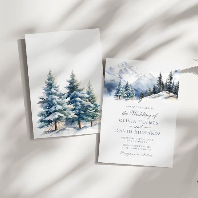 Wintergebirge und Pinienbäume Hochzeiten Einladung (Watercolor Winter Mountains & Pine Trees Wedding Invitation on a sunny white table.)