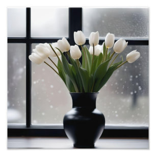 "Wintergnade: Weiße Tulpen in einer schwarzen Vase Fotodruck