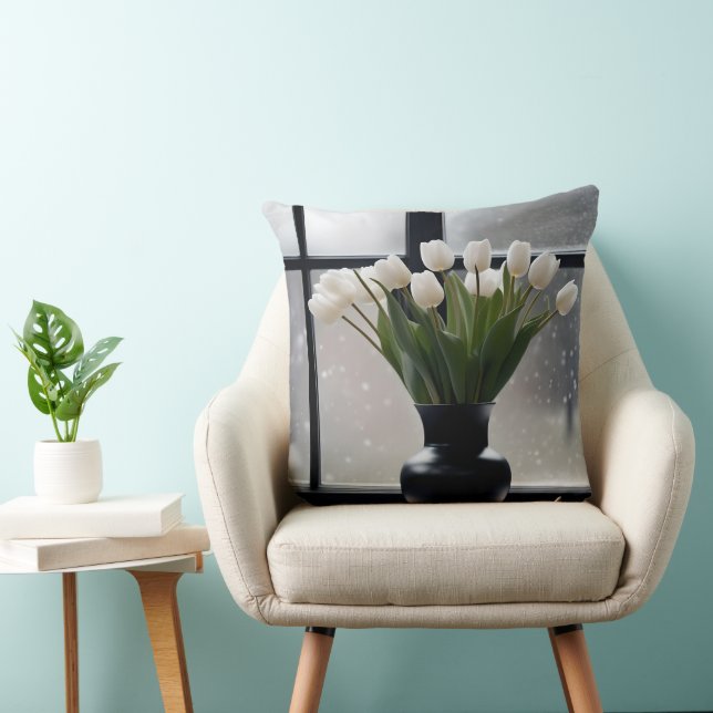 "Wintergnade: Weiße Tulpen in einer schwarzen Vase Kissen (Stuhl )