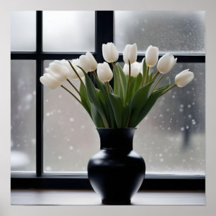 "Wintergnade: Weiße Tulpen in einer schwarzen Vase Poster