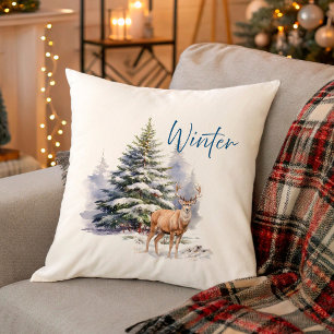 Winterhirsch im schneebedeckten Wald Kissen