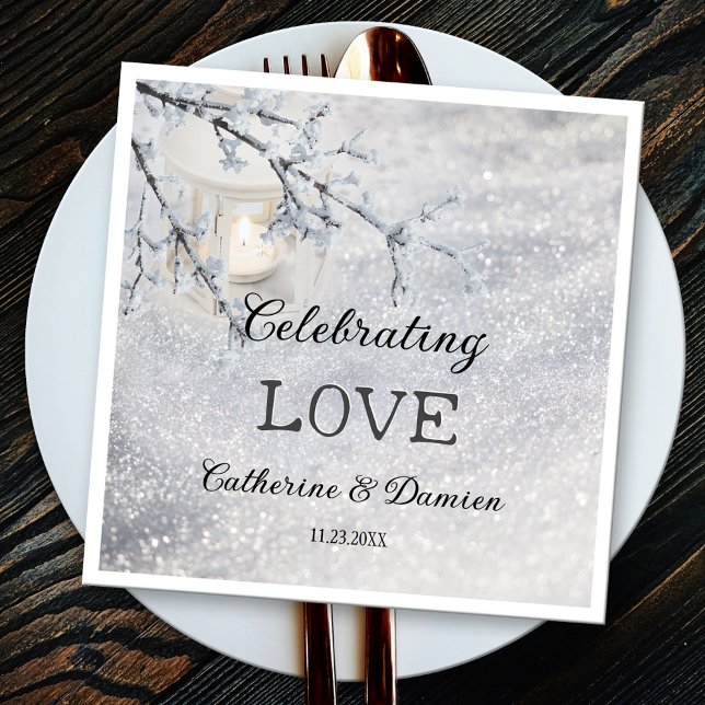 Winterhochzeit in glühender Schneezeit Serviette (Paper napkins featuring a candle lit lantern in sparkling snow. Beautiful for a winter wedding)