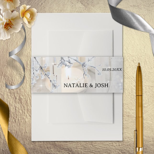 Winterhochzeit in glühender Snow Lantern Einladungsbanderole (Wedding invitation belly band featuring a winter scene with candle lit lantern in sparkling snow.)