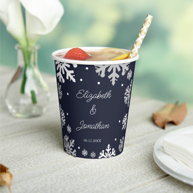 Winterhochzeit mit blauen Schneeflocken Pappbecher (In Situ)