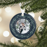 Winterkranz | Erstes Verheiratetes Foto zu Weihnac Ornament<br><div class="desc">Dieses elegante Acryl-Weihnachtsschmuck ist ein Geschenk für Neuvermählte. Die Vorder- und Rückseite des Fotos sind von einem Kranz aus dunkelgrünen Blätter und weißen Beeren umgeben. "Unsere ersten Weihnachten als Herr. & Mrs." kurbelt über die Spitze jedes Fotos, mit dem Jahr darunter. Passen Sie dieses runde Ornament mit einem Hochzeitsfest auf...</div>