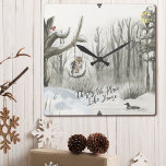 Winterlandschaft Es gibt keinen Ort wie Zuhause Quadratische Wanduhr<br><div class="desc">Winter Landscape Wanduhr,  mit dem Buchstaben "There's No Place Like Zuhause" in trendiger Schriftzeichen. Dieses rustikale Landdesign hat eine Aquarelllandschaft mit einem schneebedeckten Waldweg,  einem See mit Ente,  einem Rotkehlchen und einer Eule auf dem Baumschwung.</div>