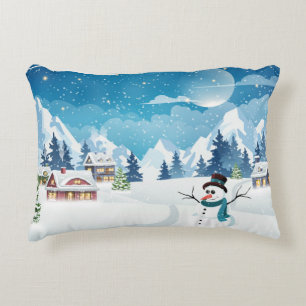 Winterlandschaft im Abend mit Schnee bedeckt Dekokissen