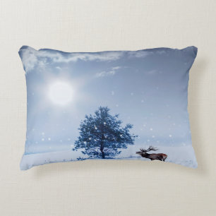 Winterlandschaft in blauer Farbe. Einmaliger Baum  Dekokissen