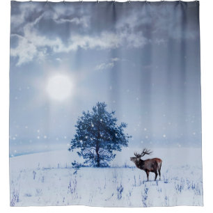 Winterlandschaft in blauer Farbe. Einmaliger Baum  Duschvorhang