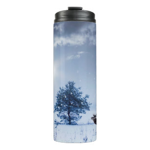 Winterlandschaft in blauer Farbe. Einmaliger Baum Thermosbecher