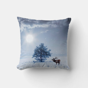 Winterlandschaft in blauer Farbe. Einsamer Baum un Kissen