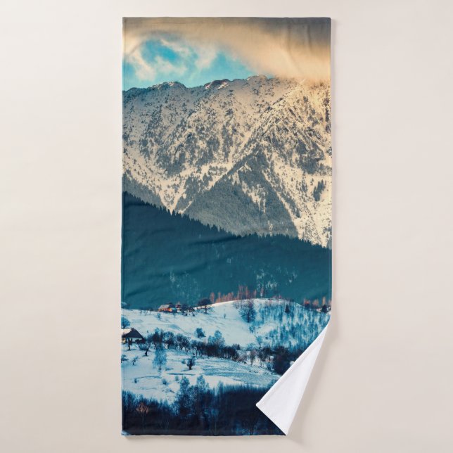 Winterlandschaft in Karpaten. Bran, Rom Badehandtuch (Badehandtuch)