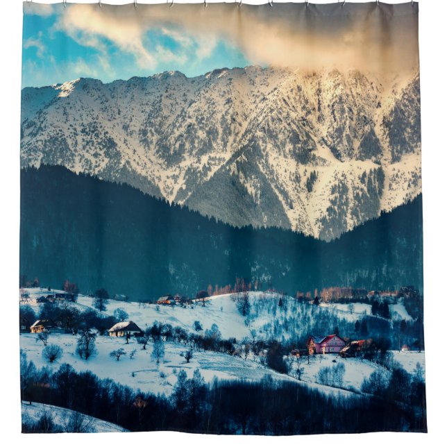Winterlandschaft in Karpaten. Bran, Rom Duschvorhang (Vorderseite)