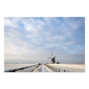 Winterlandschaft mit Schnee und Windmühle in Holl Fotodruck
