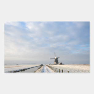 Winterlandschaft mit Schnee und Windmühle in Holl Rechteckiger Aufkleber